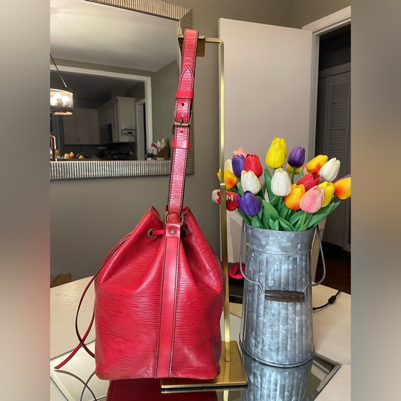 Louis Vuitton Red EPI Noe MM Bucket Bag - Picture 2 of 16